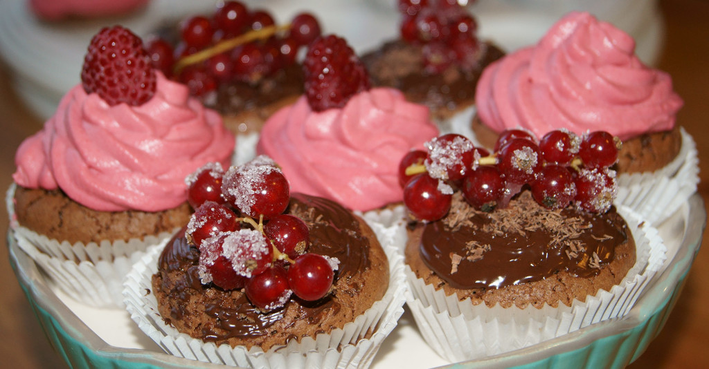 Cupcakes mit Topping/Schokosoße