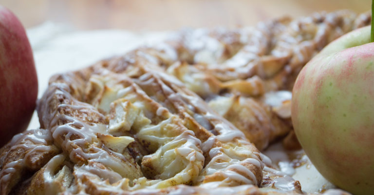 Apfel-Zimt-Kranz mit Zuckerguss glasiert - Leckergebacken