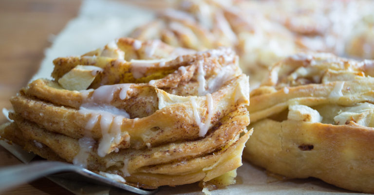 Apfel-Zimt-Kranz mit Zuckerguss glasiert - Leckergebacken